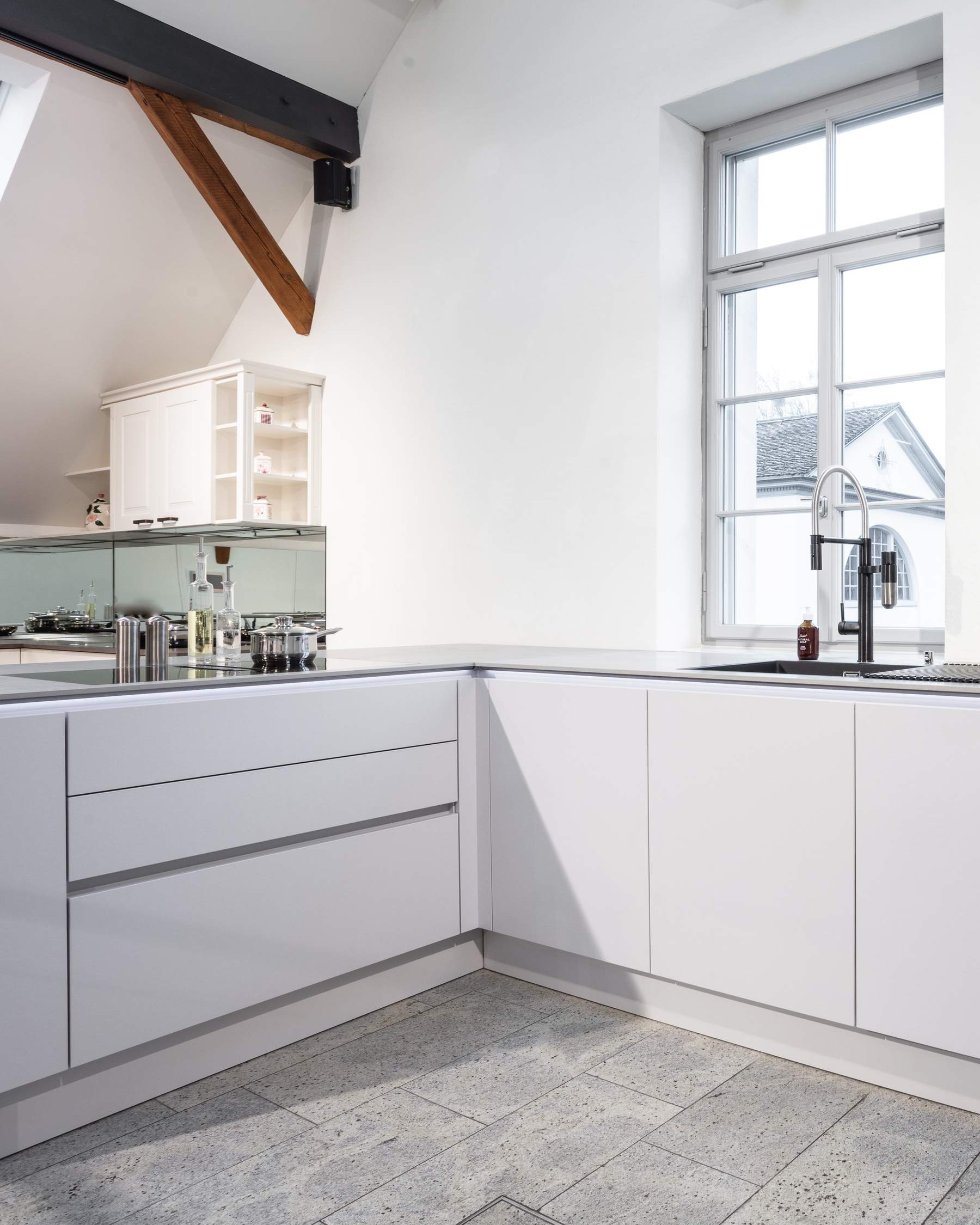 Moderne Küche in Le Corbusier Farbe | Kurt Keller AG