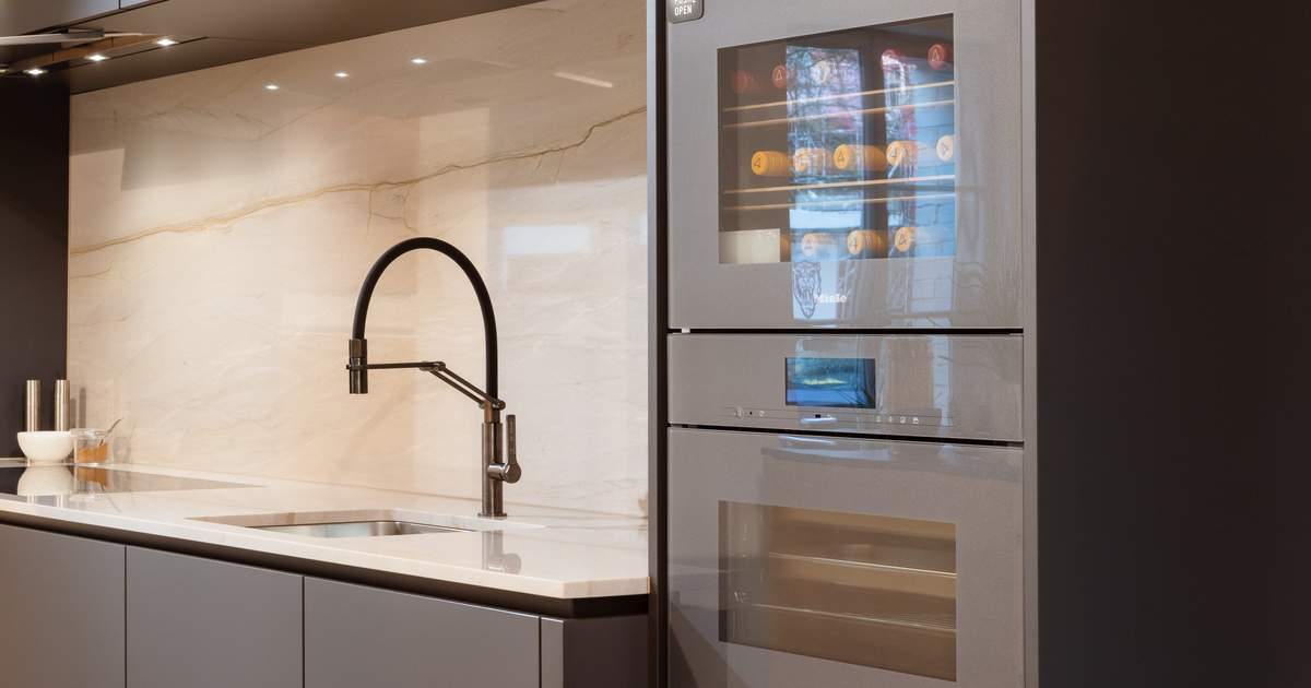 Moderne Einzeiler Küche mit viel Platz | Kurt Keller AG