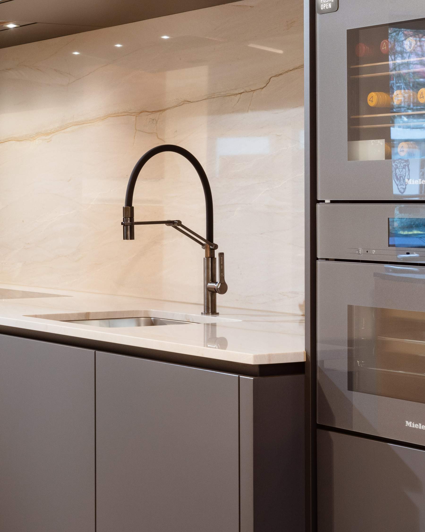 Moderne Einzeiler Küche mit viel Platz | Kurt Keller AG